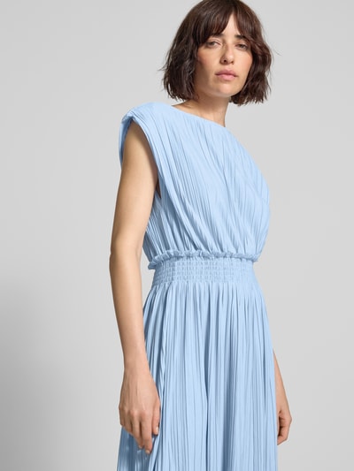 Frauenmodel trägt Maxikleid mit Plisseefalten und rückseitiger Schnürung von ICHI, hellblau, Material-Mix mit Stretch-Anteil, Taillierter Schnitt, Modell 'YAMILET', U-Boot-Ausschnitt, Smok-Details, Nahaufnahme Oberkörper.