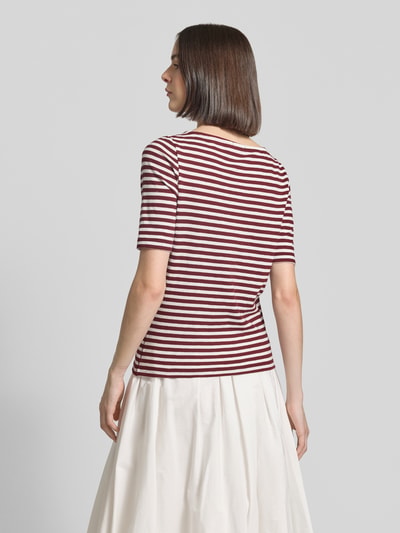 Frauenmodel trägt Slim Fit T-Shirt aus reiner Baumwolle von s.Oliver RED LABEL, gestreiftes Allover-Muster, Jersey, Flammgarn, Ganzkörperansicht Rückansicht.