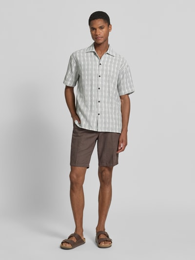 Männermodel trägt Regular Fit Freizeithemd mit Kentkragen von Jack & Jones Premium, Reine Baumwolle, 1/2-Arm, Ganzkörperansicht von vorne.