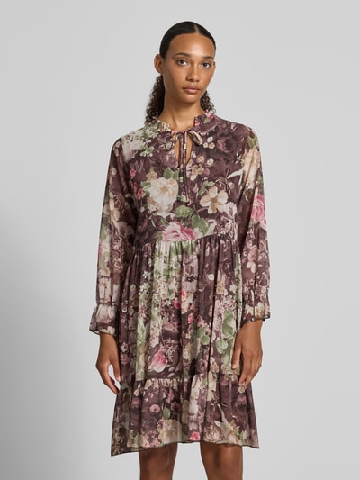 Vrouwenmodel draagt knielange A-lijn jurk met all-over bloemenprint, chiffon, sleutelgathals, ZABAIONE, model 'Ar44inaa', vooraanzicht