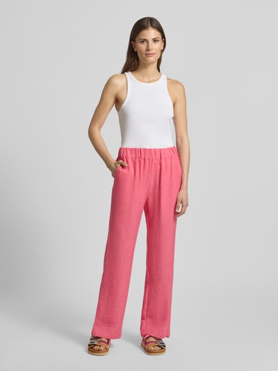 Frauenmodel trägt Hose in Denim-Optik Modell 'CHARISSA' von Soyaconcept in Pink, Wide-Leg, Elastischer Bund, Ganzkörperansicht von vorne.