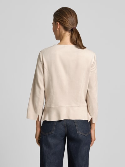 Frauenmodel trägt Blazer mit Zweiwege-Reißverschluss und 3/4-Arm von Betty Barclay, mieszanka materiałów z dodatkiem streczu, taliowany fason, okrągły dekolt, długość tyłu w rozmiarze 36: 56 cm, szerokość w rozmiarze 36: 50 cm, długość rękawów: 54 cm, jasny beż, gładka tekstura, Ganzkörperansicht Rückansicht.