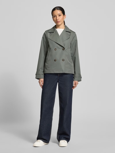 Frauenmodel trägt Jacke mit Reverskragen und Ärmelriegeln Modell 'AMANDA' von Soyaconcept im Baumwoll-Mix, Regular-Fit, Zweireiher, dunkelgrün, Ganzkörperansicht von vorne.