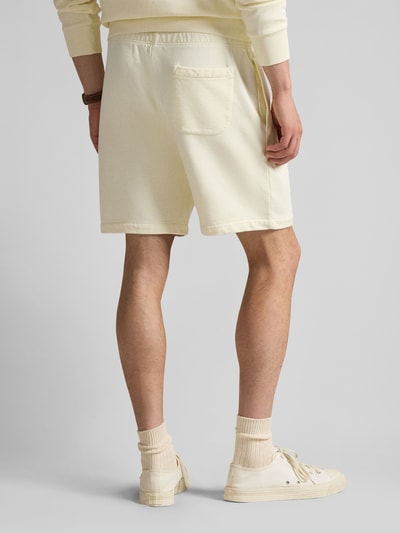Männermodel trägt Regular Fit Sweatshorts aus reiner Baumwolle von Polo Ralph Lauren, unifarben, Logo-Stitching, Rückansicht Ganzkörperansicht.