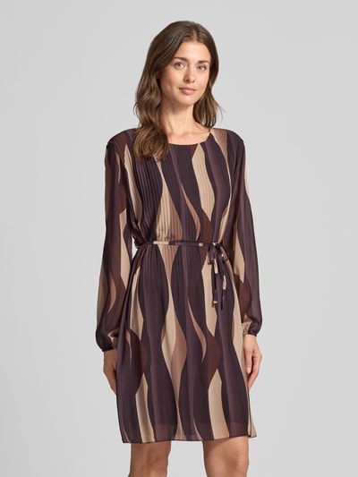 Frauenmodel trägt knielanges Kleid mit Bindegürtel Modell 'Sa44raa' von ZABAIONE, Chiffon, Plisseefalten, Allover-Look, Ganzkörperansicht von vorne.