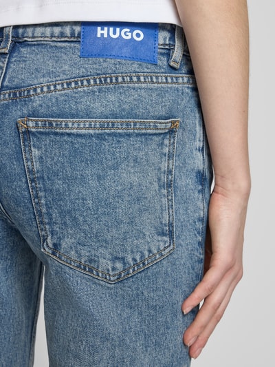 Kobiece modelka nosi Straight Fit Jeans aus Baumwoll-Mix Modell 'GAMERA_B' od Hugo Blue, denim, label patch, 5 kieszeni, detal tylu, zbliżenie na tył.