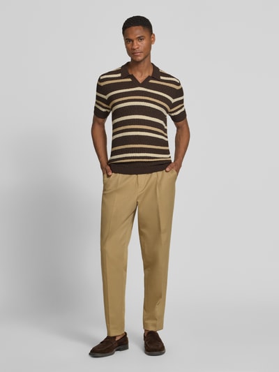 Männermodel trägt Slim Fit Poloshirt mit V-Ausschnitt von bugatti im Allover-Look aus Baumwoll-Mix, braune und beige Streifen, Ganzkörperansicht von vorne. Rückenlänge bei Größe M: 68 cm.