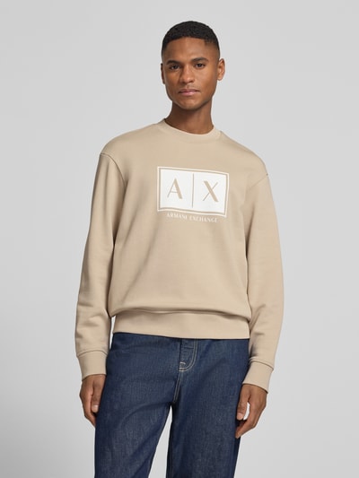Männermodel trägt Sweatshirt mit Logo-Print und Rundhalsausschnitt von ARMANI EXCHANGE in Beige aus Reine Baumwolle, Loose-Fit, Ganzkörperansicht von vorne.