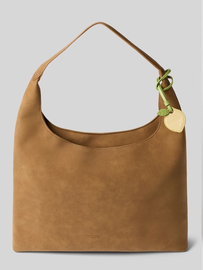 Produktfoto, Shoulder Bag mit Logo-Prägung von Seidenfelt in brauner Leder-Optik mit grünem Anhänger, Hauptfach mit Reißverschluss, Breite 39 cm, Länge 17 cm, Tiefe 12 cm, Länge Schulterriemen 75 cm.