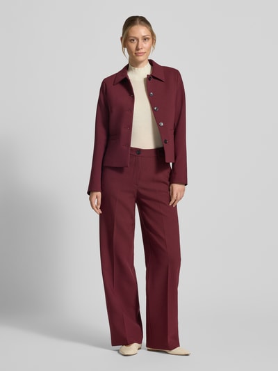 Vrouwenmodel draagt Slim Fit Blazer mit Paspeltaschen van MORE, bordeauxrood, met viscose, platte kraag, knoopsluiting, paspelzakken, Ruglengte maat 36: 53 cm, Borstwijdte maat 36: 38 cm, Mouwlengte maat 36: 62 cm, Ganzkörperansicht van voren