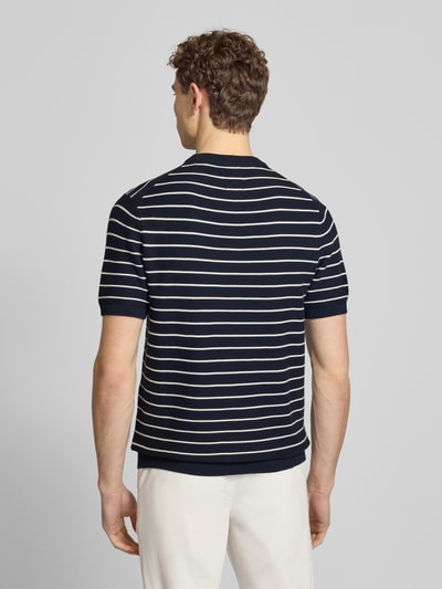 Männermodel trägt Strickshirt mit geripptem Rundhalsausschnitt von MCNEAL, Querstreifen, reine gewachste Baumwolle, Gerader-Schnitt, Gerippte-Abschlüsse, Rückenlänge 72 cm, Ärmellänge 25 cm, Ganzkörperansicht Rückansicht.