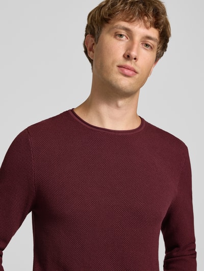 Männermodel trägt Slim Fit Pullover aus reiner Baumwolle von REVIEW in Strick-Optik, Rundhalsausschnitt, Nahaufnahme Oberkörper.