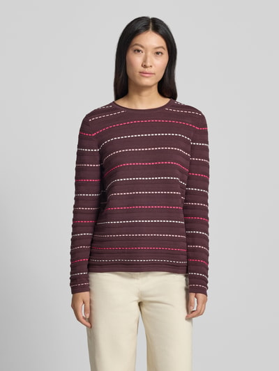 Frauenmodel trägt Strickpullover mit Struktur-Muster von Christian Berg Woman, Baumwolle, Rundhalsausschnitt, gerade Form, Ganzkörperansicht von vorne.