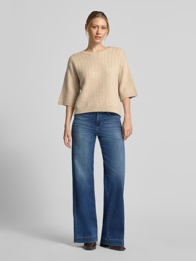 Frauenmodel trägt Relaxed Fit Pullover in Strick-Optik von MORE & MORE, beige, Rundhalsausschnitt, 1/2-Arm, Ganzkörperansicht von vorne.