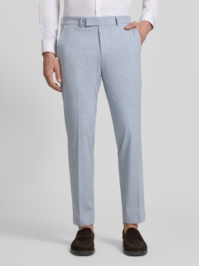 Männermodel trägt Anzughose mit Gesäßtaschen Modell 'Beppe' von CINQUE in Hellblau, Slim Fit, glatte Struktur, Ganzkörperansicht von vorne.