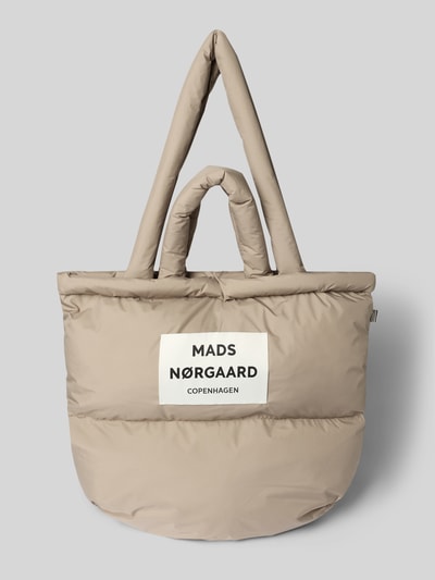Produktfoto, beige Handtasche mit Label-Detail und Steppnähten von MADS NØRGAARD, Tragehenkel, Schulterriemen, glatte Oberfläche, rechteckige Form, Maße 42x32x15 cm, Länge Schulterriemen 66 cm.