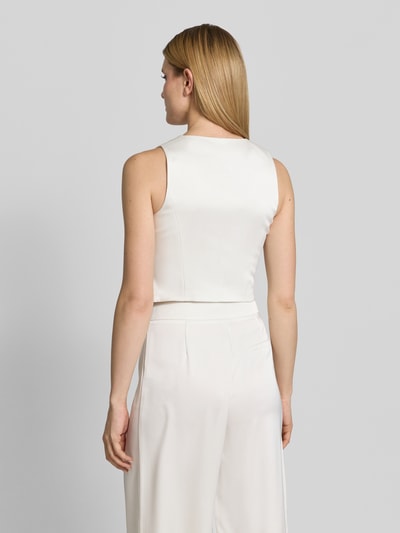 Frauenmodel trägt Weste aus Satin mit V-Ausschnitt von Jake*s Cocktail, Slim-Fit, Knopfleiste, Paspeltaschen, cremefarben, Rückenlänge 40 cm, Ganzkörperansicht Rückansicht.