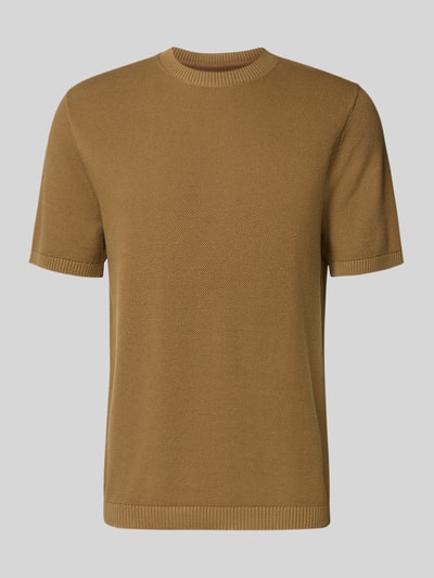 Produktfoto, Regular Fit T-Shirt aus reiner Baumwolle von MCNEAL in Braun mit geripptem Stehkragen, Strukturmuster und kurzen Ärmeln.