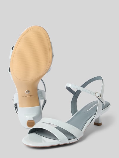 Produktfoto, Sandaletten mit Kitten Heel Absatz von Tamaris in glänzendem Weiß, offene Schuhspitze, strukturierte Sohle, Dornschließe.