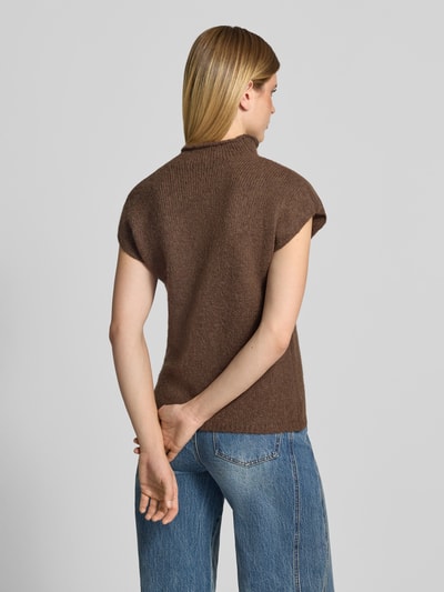 Frauenmodel trägt Regular Fit T-Shirt aus Woll-Mix Modell 'Jona' von Neo Noir in Braun, grobe Textur, Jeans, Ganzkörperansicht Rückansicht. Damen T-Shirt, elastischer Woll-Mix mit Alpaka-Anteil, Stehkragen, Rückenlänge Größe 36: 66 cm.