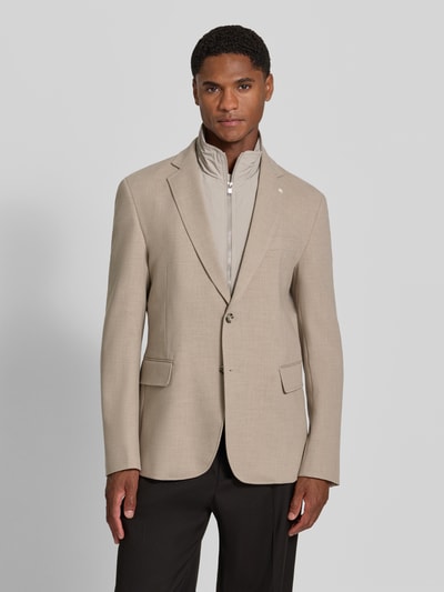 Männermodel trägt Slim Fit Sakko mit Viskose-Anteil von Manuel Ritz in beige, Materiaalmix, Opstaande kraag met ritssluiting, Reverskraag, borstzak, knoopsluiting, zijzakken met klep, ruglengte maat 50: 78 cm, schouderbreedte 44 cm, mouwlengte 68 cm, Ganzkörperansicht von vorne