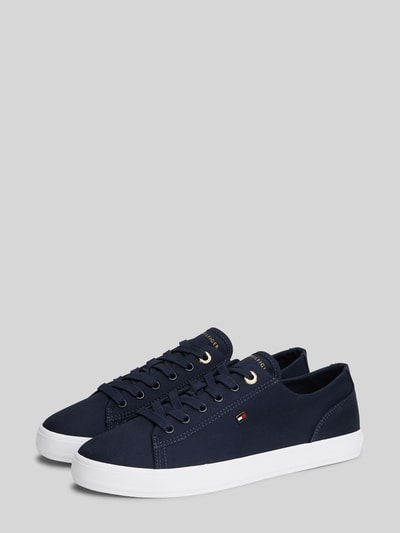 Produktfoto, Low Top Sneaker aus Canvas mit Logo-Applikation von Tommy Hilfiger, jednolity granatowy kolor, zaokrąglony nosek, płaska podeszwa, sznurowanie, czysta bawełna, detal z logo