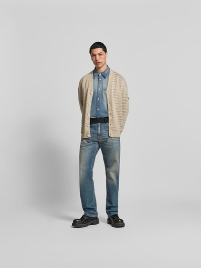 Männermodel trägt Straight Fit Jeans mit kontrastivem Bund von MM6 Maison Margiela, Reine Baumwolle, 5-Pocket-Design, Jeans-Look, Ganzkörperansicht von vorne.