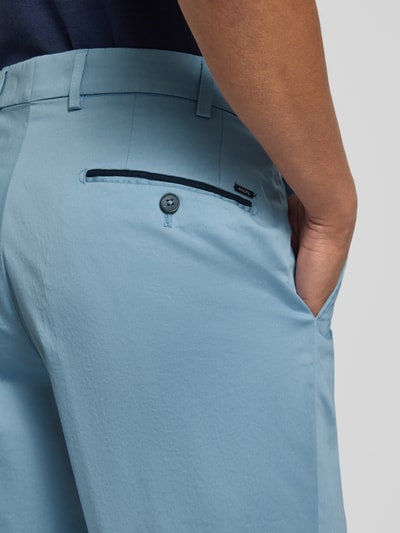 Mężczyznamodel nosi Chino mit Eingrifftaschen Modell 'Peaker' von Hiltl z bawełny z domieszką elastanu, krój regular fit, jasnoniebieski, zbliżenie na tylną kieszeń, Szerokość w rozmiarze 50: 45 cm, długość nogawki wewnętrznej: 84 cm.