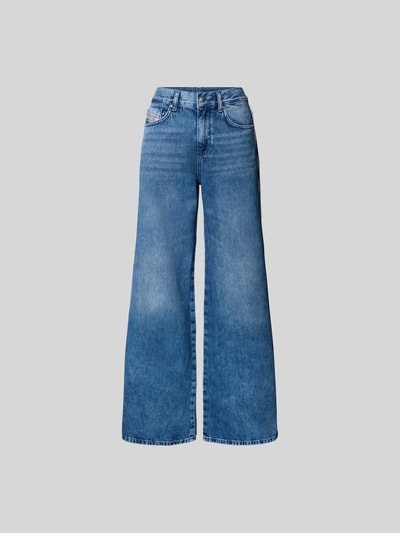 Produktfoto, Jeans mit 5-Pocket-Design von Diesel, reine Baumwolle, lockerer Schnitt, mittleres Blau, sichtbares Label-Detail