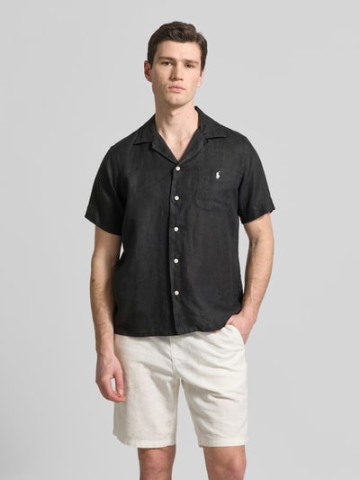 Männermodel trägt Regular Fit Freizeithemd aus reinem Leinen von Polo Ralph Lauren, schwarz, kurzarm, Logo-Stitching, Ganzkörperansicht von vorne.