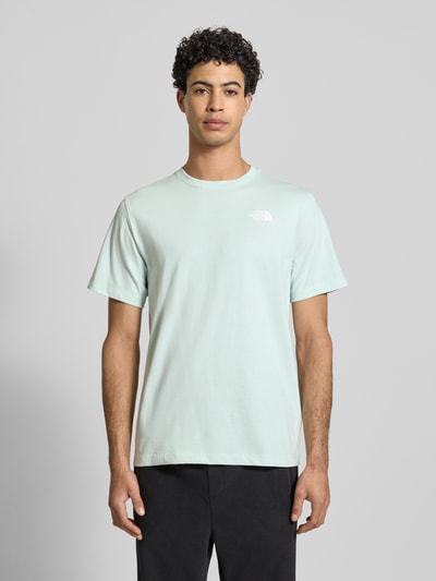 Mannelijk model draagt Regular Fit T-shirt uit katoenmix Model 'EVOLUTION' van The North Face, ronde hals, labeldetail, ruglengte bij maat M 70 cm, voorkant totaalbeeld.