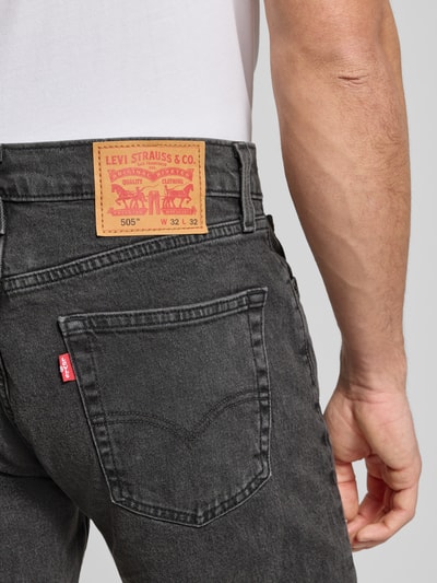 Mężczyzna nosi Jeans mit 5-Pocket-Design od Levi's®, bawełna z elastanem, detal ciemnoszarej kieszeni, zbliżenie tylne.