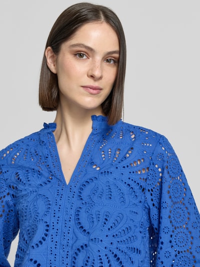 Vrouwenmodel draagt blouse met serafinokraag Model 'SANGALLO' van Stefanel, puur katoen, ajourwerk, straight fit, detailopname bovenlichaam.