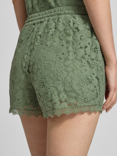Frauenmodel trägt Regular Fit Sweatshorts mit Spitze Modell 'HONEY' von Vero Moda in Optik: Unifarben, Spitzen-Muster, Baumwoll-Mix, Bundabschluss: Elastisch, Materialverarbeitung: Spitze, Nahaufnahme Rückansicht.