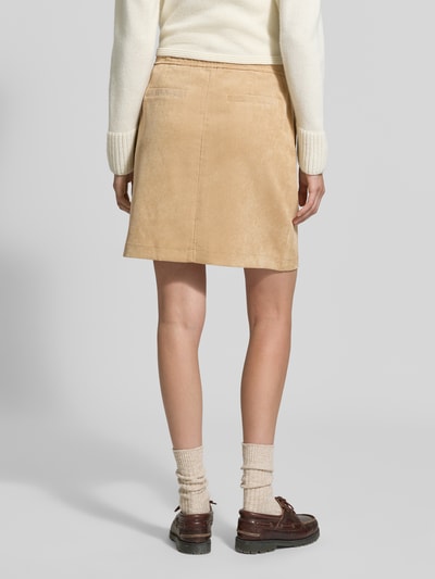 Frauenmodel trägt Regular Fit Mini-Rock in Cord-Optik von OPUS, beige Farbe, glatte Oberfläche, Ganzkörperansicht Rückansicht.