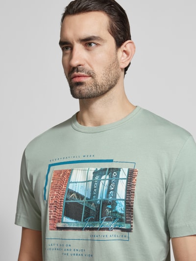 Männermodel trägt Regular Fit T-Shirt aus reiner Baumwolle von Tom Tailor, unifarben, Foto-Print, Jersey, Nahaufnahme Oberkörper