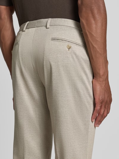 Männermodel trägt Straight Fit Stoffhose mit Viskose-Anteil von HECHTER PARIS in Beige, feine Textur, Detailaufnahme Rückansicht. Elastischer Material-Mix, Eingriff- und Gesäßtaschen, Knopf- und Reißverschluss.