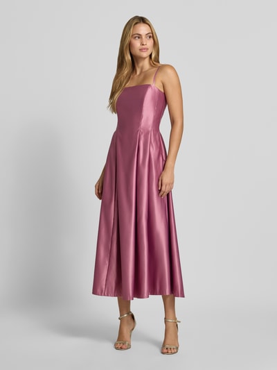 Frauenmodel trägt Abendkleid aus Satin mit Spaghettiträgern von Rinascimento in glänzendem Rosa, taillierte Passform, Ganzkörperansicht von vorne.