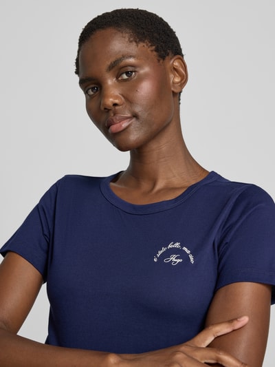 Frauenmodel trägt Regular Fit T-Shirt aus reiner Baumwolle Modell 'DELORIS_5' von HUGO in Dunkelblau, glatte Struktur, Nahaufnahme Oberkörper, Damen T-Shirt von HUGO.