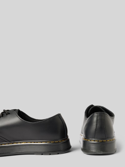 Produktfoto, schwarze Schnürschuhe mit profilierter Sohle Modell 'Brookline' von Dr. Martens in abgerundeter Form vor grauem Hintergrund, Herrenschuh, Absatzhöhe 3 cm, Schafthöhe 7 cm, Schaftweite 6 cm, Größe 44.