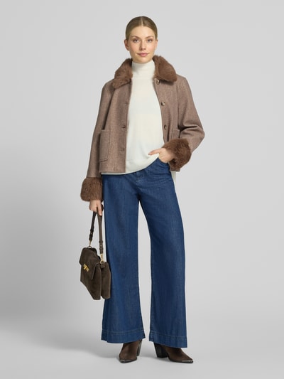Vrouwenmodel draagt Jacke met Kentkraag Model 'yanna' van FREE/QUENT, recht model, knoopsluiting, opgestikte steekzakken, ruglengte maat S 43 cm, schouderbreedte 41 cm, borstwijdte 50 cm, mouwlengte 60 cm, zachte bruine tinten, mix van gladde en pluizige texturen, full body vooraanzicht.