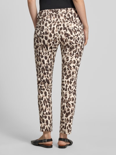 Frauenmodel trägt Tapered Chino mit Tunnelzug von Tom Tailor, Damen Chino mit beige-braunem Leopardenmuster, Ganzkörperansicht Rückansicht.