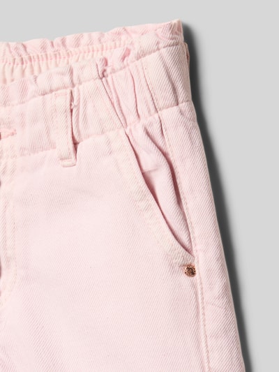 Productfoto, lichtroze Straight Fit Jeans met elastische tailleband van Guess, katoen-lyocellmix, steekzakken, detailopname.