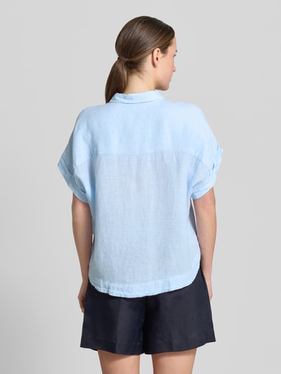 Frauenmodel trägt Leinenbluse mit Knopfleiste Modell 'DOLLY' von 0039 Italy in hellem Blau, Reines Leinen, Regular-Fit, Rückenlänge 64 cm, Hemdblusenkragen, Ärmel mit Aufschlag, Ganzkörperansicht Rückansicht.