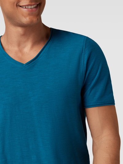 MCNEAL T-shirt o kroju regular fit z bawełny z dekoltem w serek Lazurowy 3