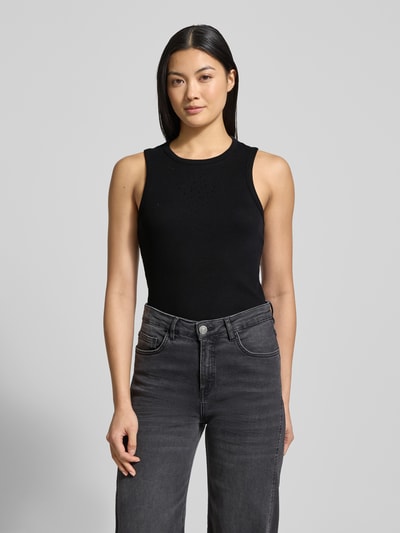 Frauenmodel trägt Slim Fit Tank Top aus Baumwoll-Mix von Tom Tailor Denim, Optik: Unifarben, Feinripp, Ganzkörperansicht von vorne.
