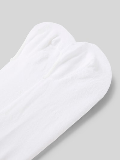 Produktfoto, białe Füßlinge mit Label-Detail Modell 'Step Medium Cut' od Falke, gładki bawełniany materiał, uniseks, Slipper Fit, ujęcie z góry.