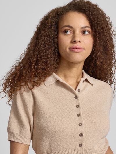 Frauenmodel trägt Cardigan mit 1/2-Arm und Polokragen Modell 'KYLIE' von Topshop, beige, Knopfleiste, Regular-Fit, Nahaufnahme Oberkörper.