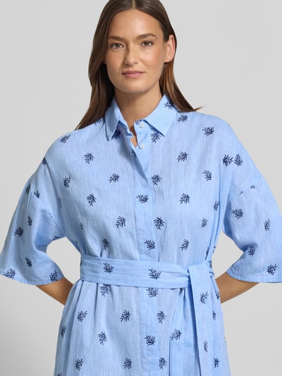 Frauenmodel trägt knielanges Hemdblusenkleid mit Bindegürtel Modell 'DERBY' von 0039 Italy, Leinen-Baumwoll-Mix, Nahaufnahme Oberkörper.
