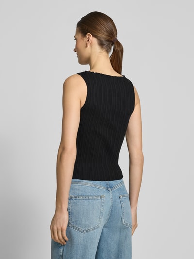Frauenmodel trägt Slim Fit Top mit Strukturmuster von Scotch & Soda aus elastischem Baumwoll-Mix in Schwarz, ärmelloses-Design, Rückenlänge 48 cm, Ganzkörperansicht Rückansicht.